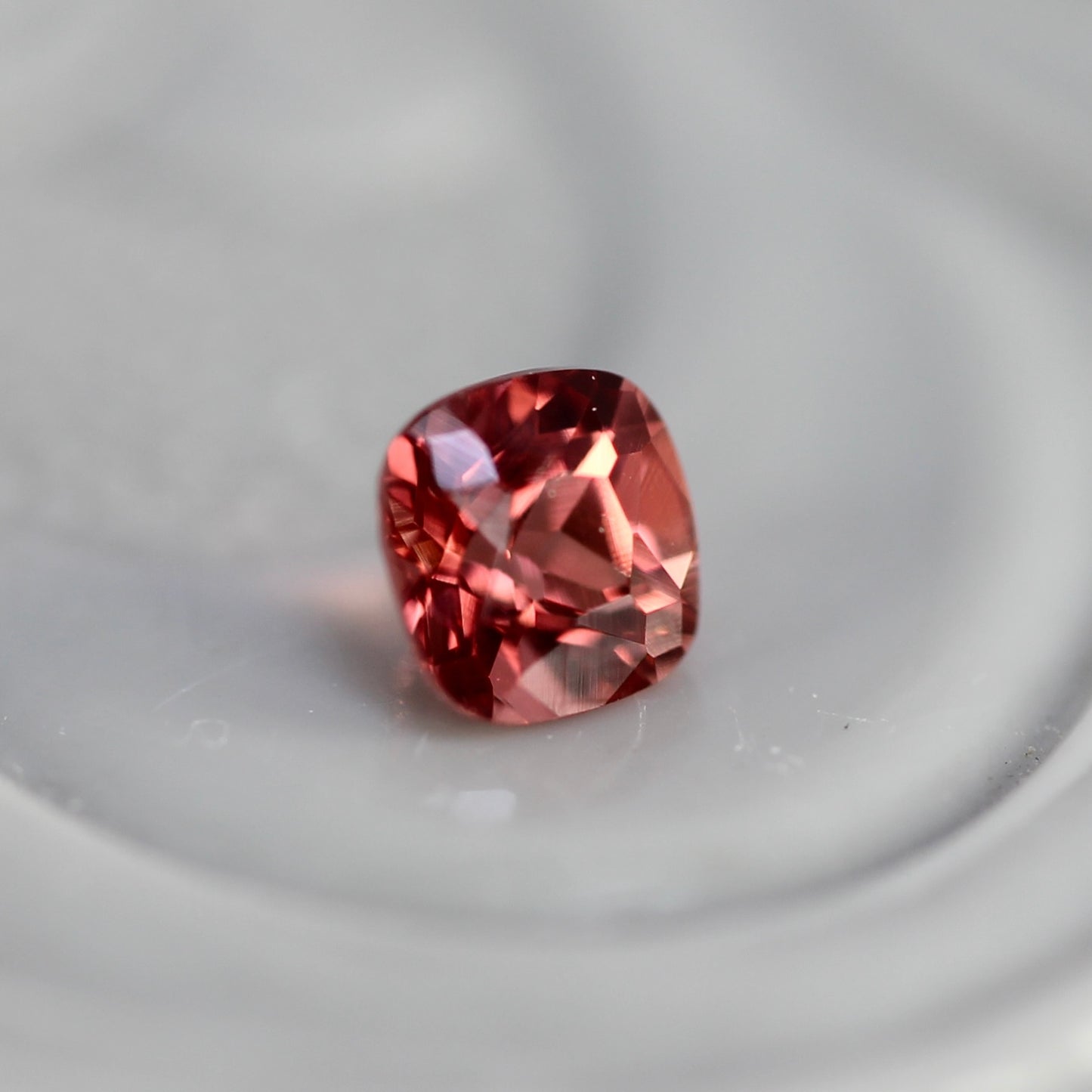 レッドスピネル 0.13ct クッションカット 2.9mm×2.8mm×2.1mm【MJ2763】