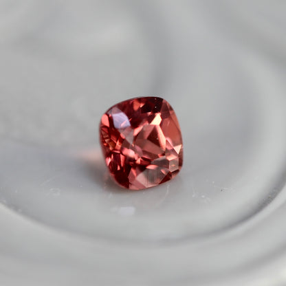 レッドスピネル 0.13ct クッションカット 2.9mm×2.8mm×2.1mm【MJ2763】
