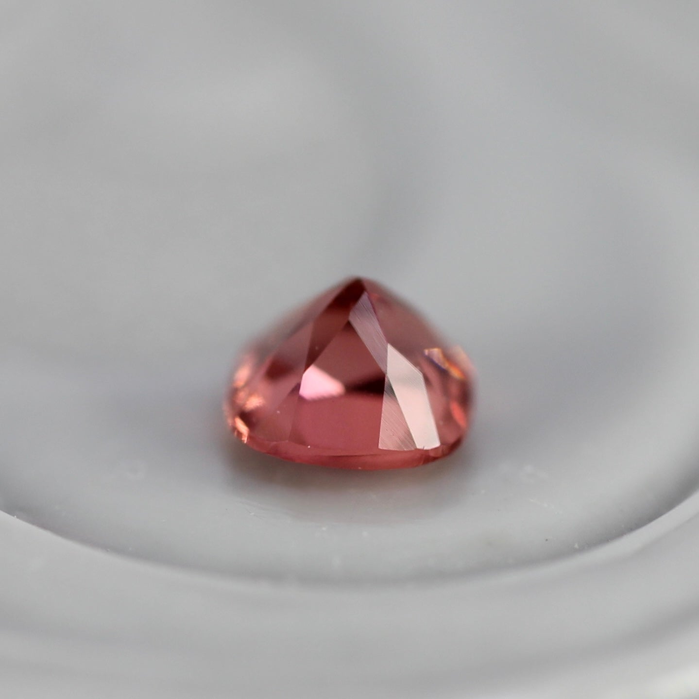 レッドスピネル 0.13ct クッションカット 2.9mm×2.8mm×2.1mm【MJ2763】