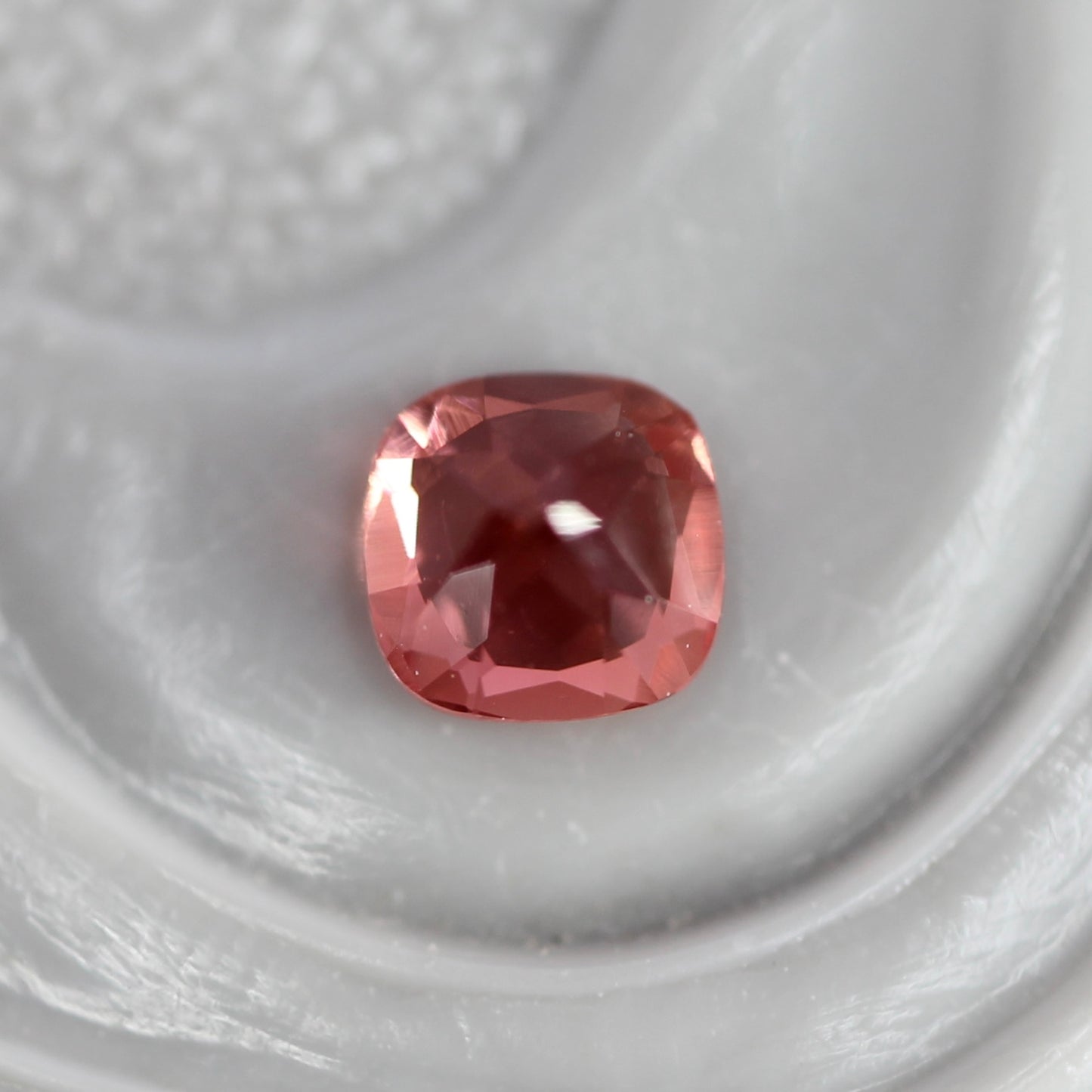 レッドスピネル 0.13ct クッションカット 2.9mm×2.8mm×2.1mm【MJ2763】