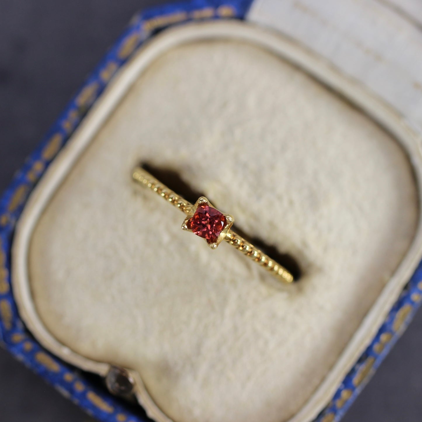 レッドスピネル 0.13ct クッションカット 2.9mm×2.8mm×2.1mm【MJ2763】