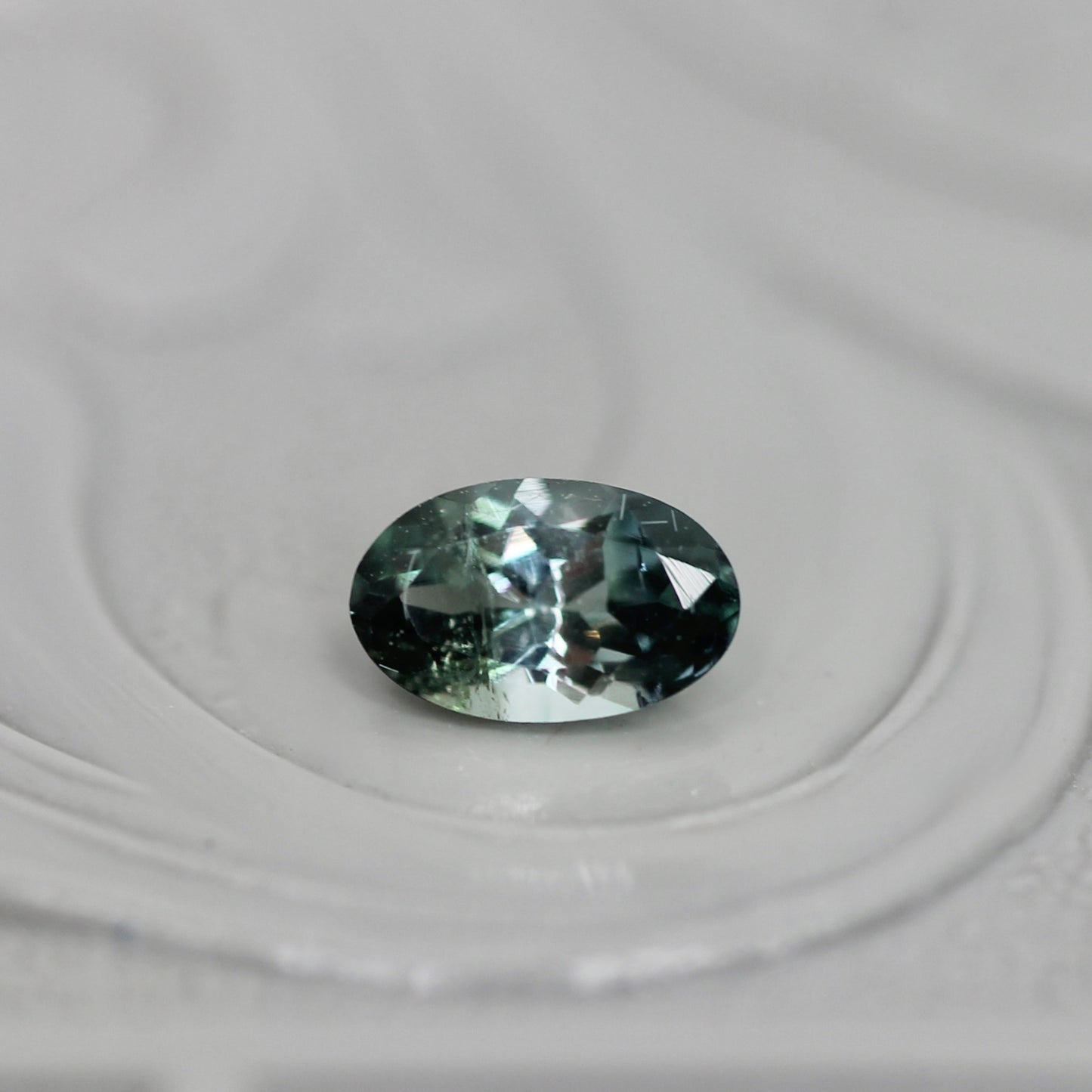 バイカラートルマリン 0.27ct オーバルカット 5.1mm×3.2mm×2.5mm【MJ3040】