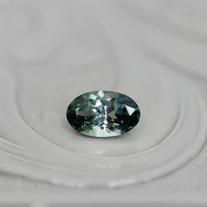 バイカラートルマリン 0.27ct オーバルカット 5.1mm×3.2mm×2.5mm【MJ3040】