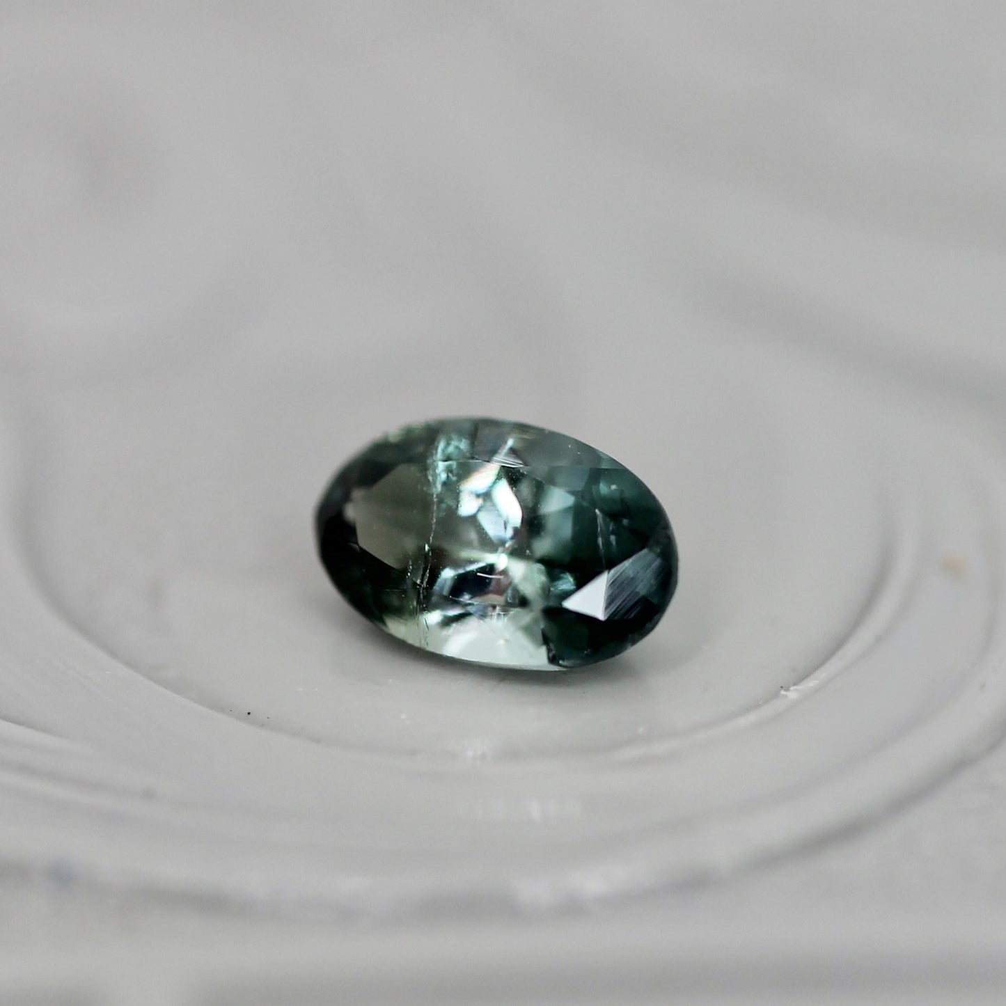 バイカラートルマリン 0.27ct オーバルカット 5.1mm×3.2mm×2.5mm【MJ3040】