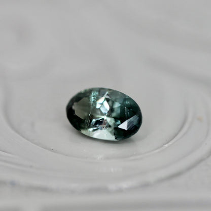 バイカラートルマリン 0.27ct オーバルカット 5.1mm×3.2mm×2.5mm【MJ3040】