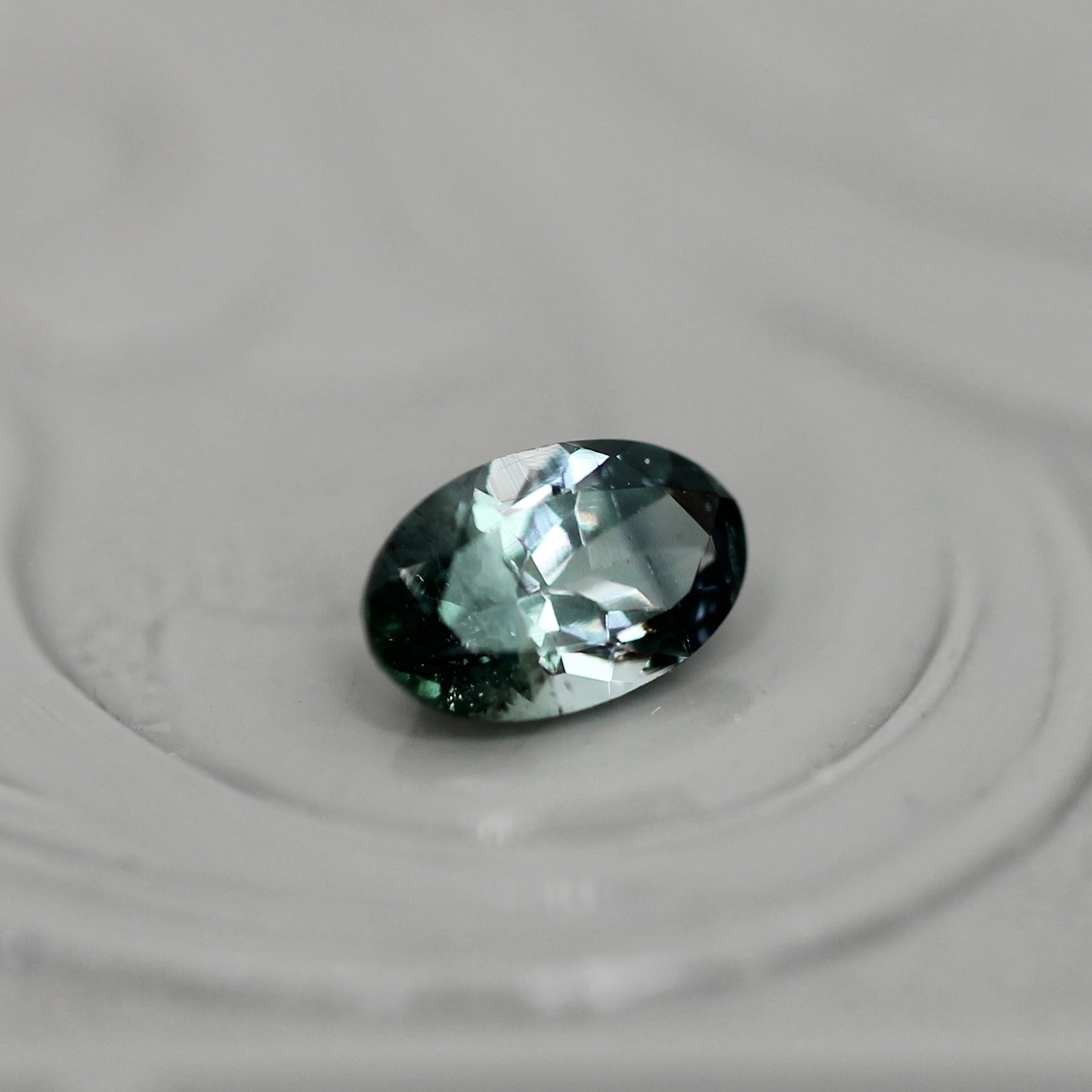 バイカラートルマリン 0.27ct オーバルカット 5.1mm×3.2mm×2.5mm【MJ3040】