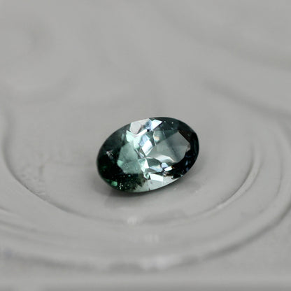 バイカラートルマリン 0.27ct オーバルカット 5.1mm×3.2mm×2.5mm【MJ3040】