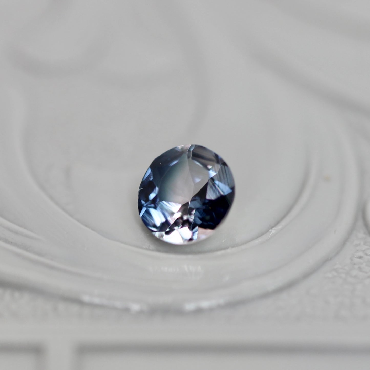 バイカラートルマリン 0.23ct ラウンドカット 4.0mm×4.0mm×2.3mm【MJ3041】