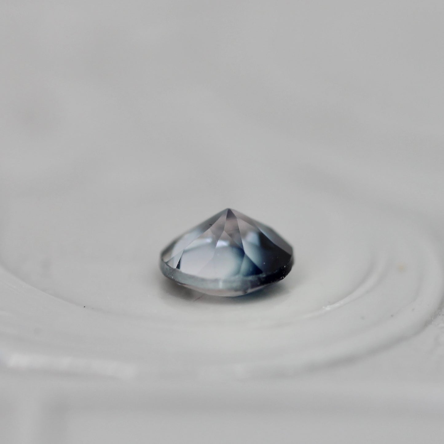 バイカラートルマリン 0.23ct ラウンドカット 4.0mm×4.0mm×2.3mm【MJ3041】