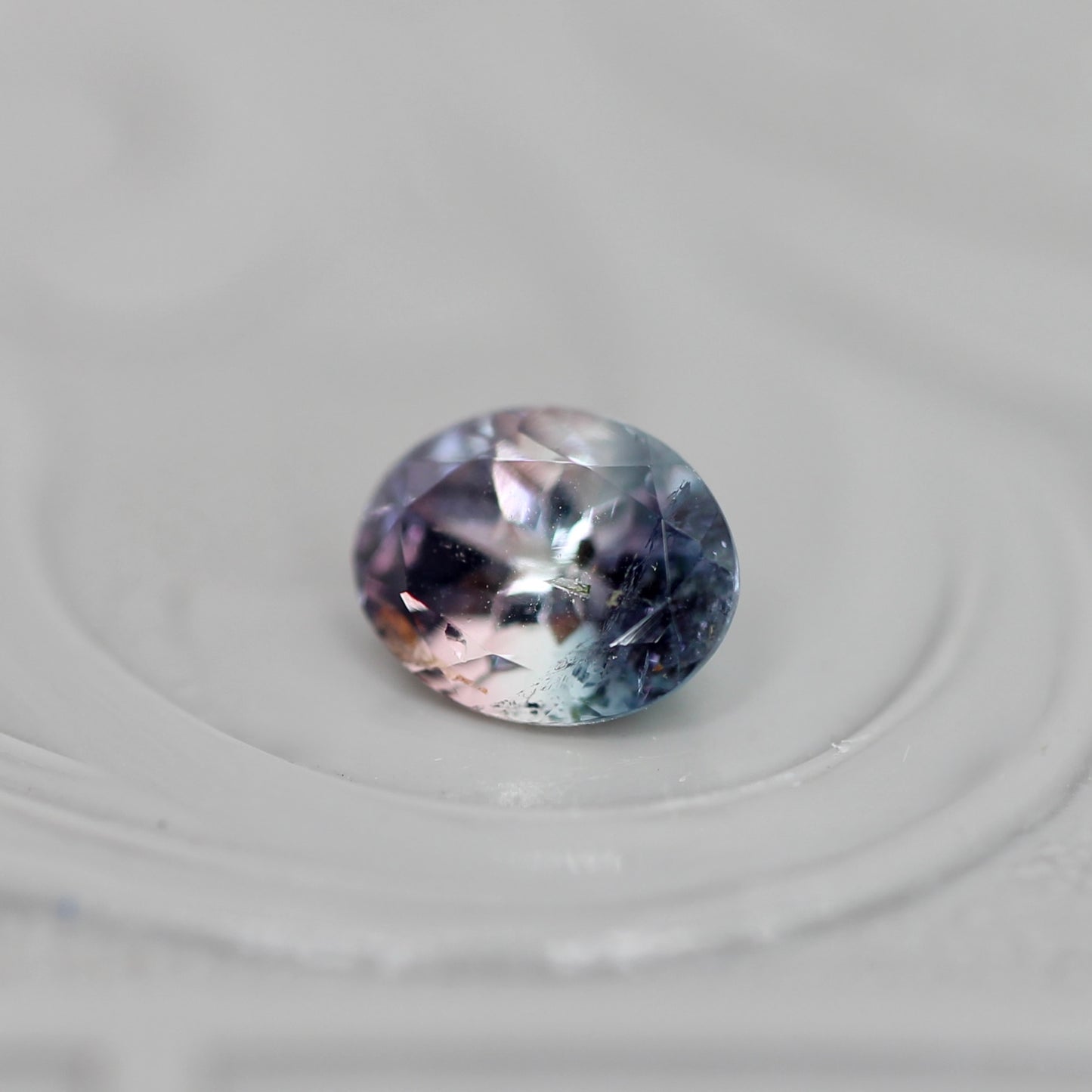 パーティーカラードトルマリン 0.36ct オーバルカット 5.0mm×4.0mm×3.0mm【MJ3043】