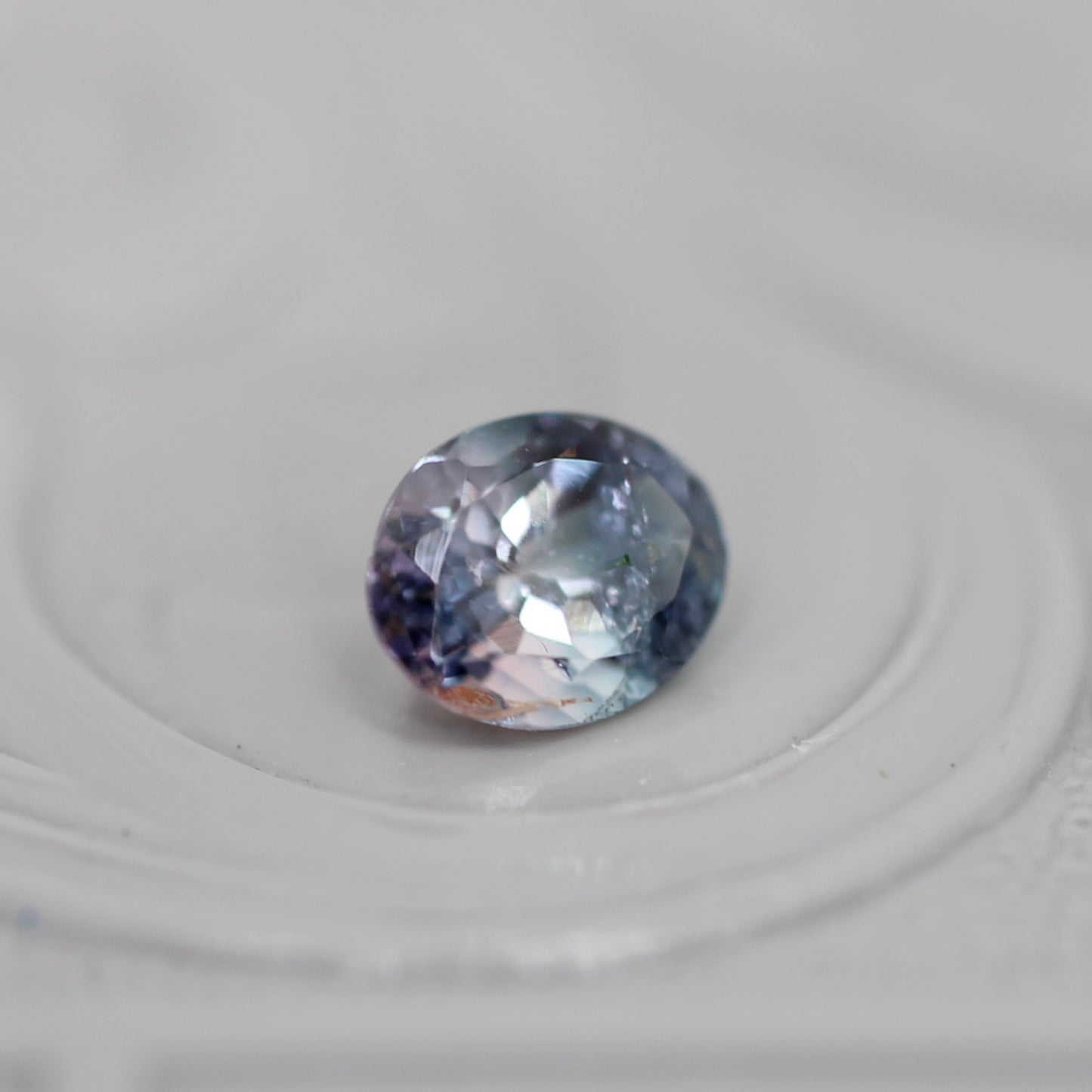パーティーカラードトルマリン 0.36ct オーバルカット 5.0mm×4.0mm×3.0mm【MJ3043】