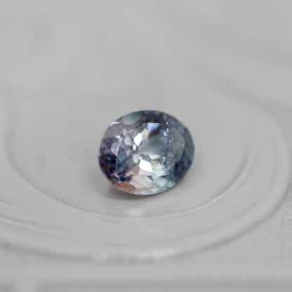 パーティーカラードトルマリン 0.36ct オーバルカット 5.0mm×4.0mm×3.0mm【MJ3043】