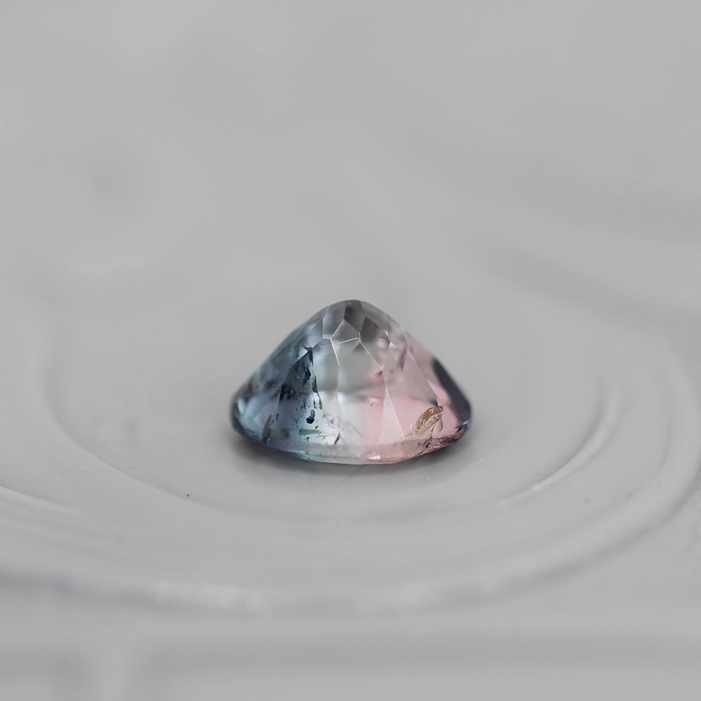 パーティーカラードトルマリン 0.36ct オーバルカット 5.0mm×4.0mm×3.0mm【MJ3043】