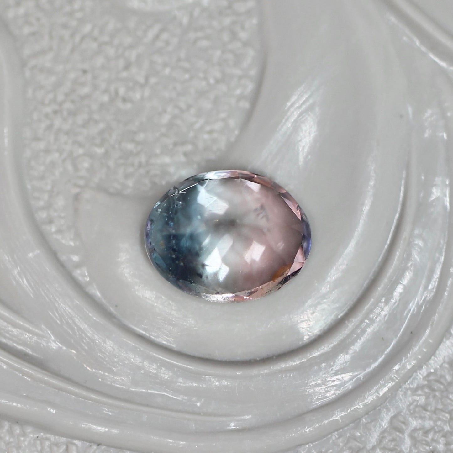 パーティーカラードトルマリン 0.36ct オーバルカット 5.0mm×4.0mm×3.0mm【MJ3043】