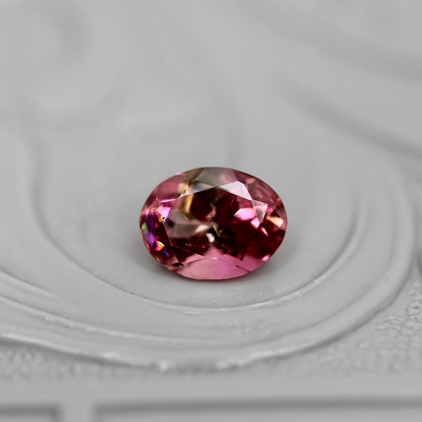 バイカラートルマリン 0.39ct オーバルカット 5.1mm×3.9mm×2.9mm【MJ3045】