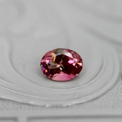バイカラートルマリン 0.39ct オーバルカット 5.1mm×3.9mm×2.9mm【MJ3045】