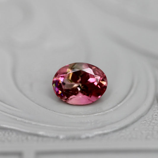 バイカラートルマリン 0.39ct オーバルカット 5.1mm×3.9mm×2.9mm【MJ3045】