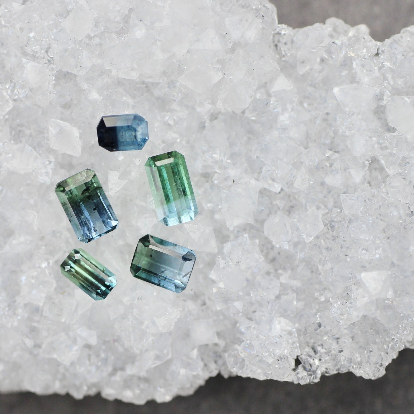 バイカラートルマリン 0.31ct エメラルドカット 4.3mm×2.6mm×2.5mm【MJ2780】