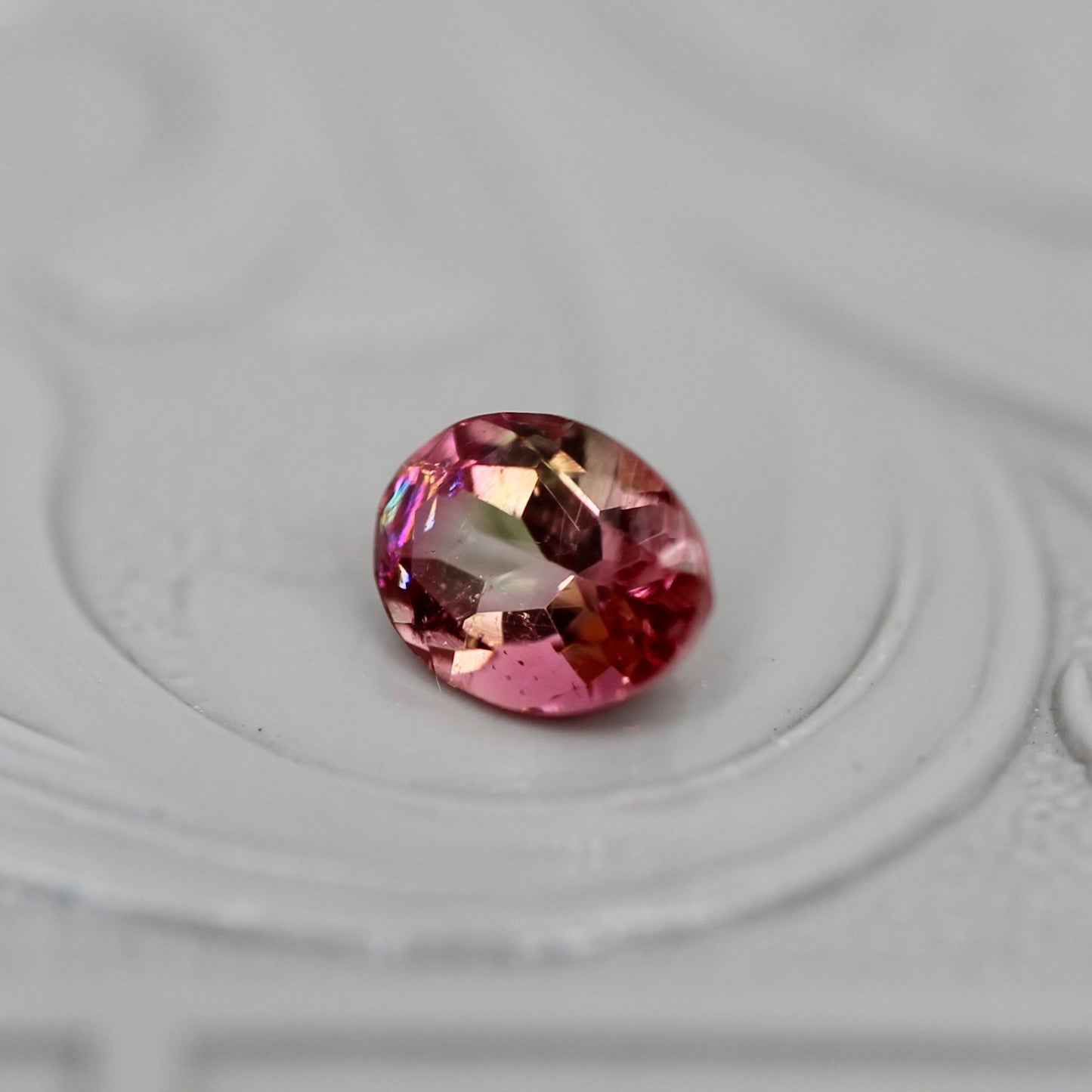 バイカラートルマリン 0.39ct オーバルカット 5.1mm×3.9mm×2.9mm【MJ3045】