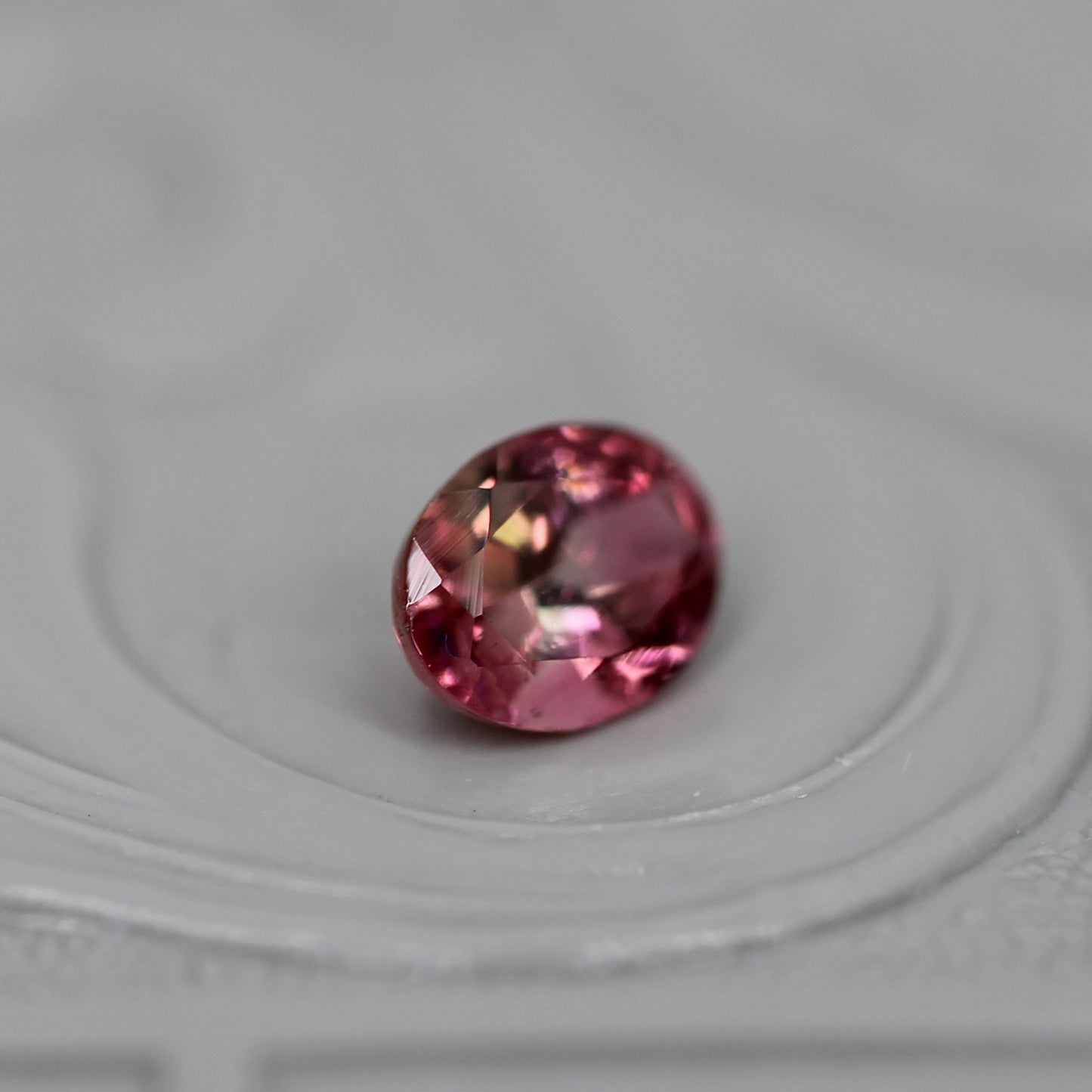 バイカラートルマリン 0.39ct オーバルカット 5.1mm×3.9mm×2.9mm【MJ3045】