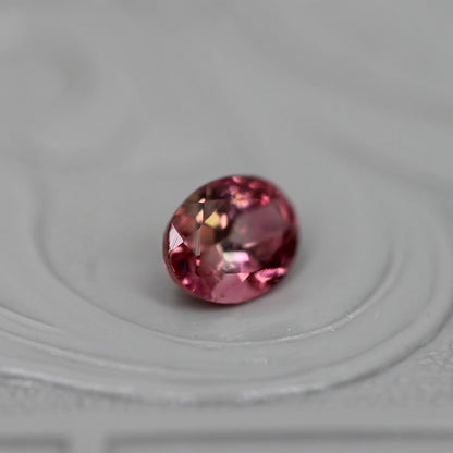 バイカラートルマリン 0.39ct オーバルカット 5.1mm×3.9mm×2.9mm【MJ3045】