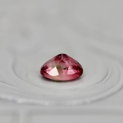 バイカラートルマリン 0.39ct オーバルカット 5.1mm×3.9mm×2.9mm【MJ3045】