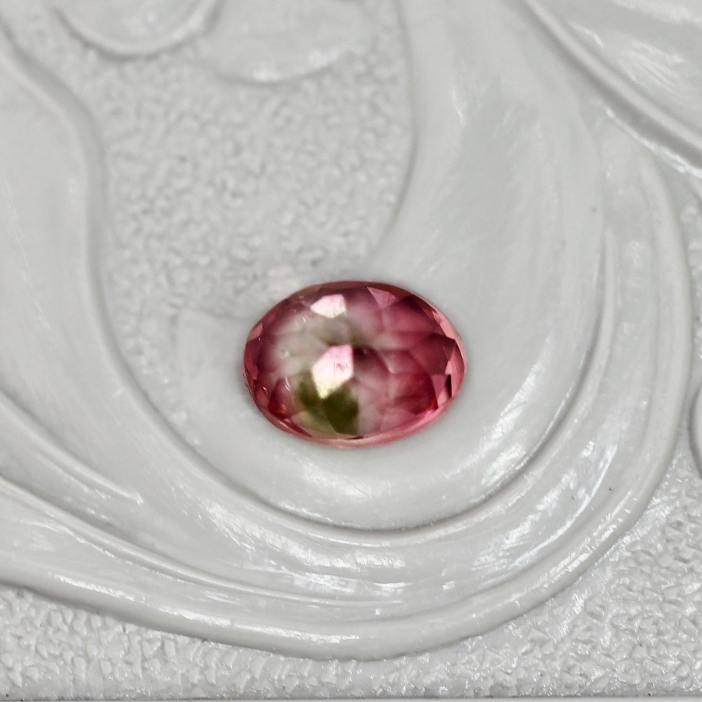 バイカラートルマリン 0.39ct オーバルカット 5.1mm×3.9mm×2.9mm【MJ3045】