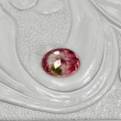 バイカラートルマリン 0.39ct オーバルカット 5.1mm×3.9mm×2.9mm【MJ3045】