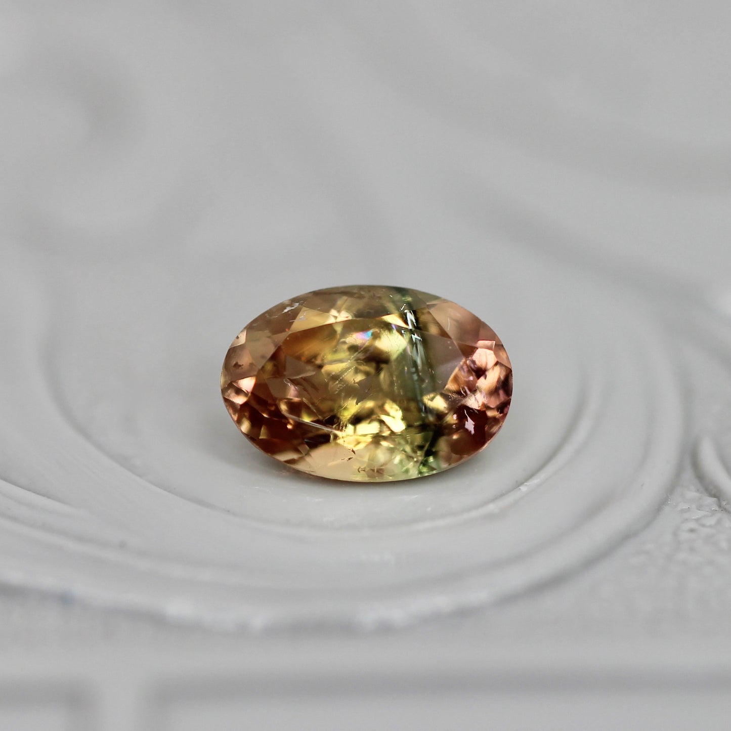 バイカラートルマリン 0.46ct オーバルカット 6.0mm×4.1mm×2.8mm【MJ3046】