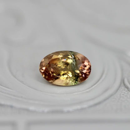 バイカラートルマリン 0.46ct オーバルカット 6.0mm×4.1mm×2.8mm【MJ3046】
