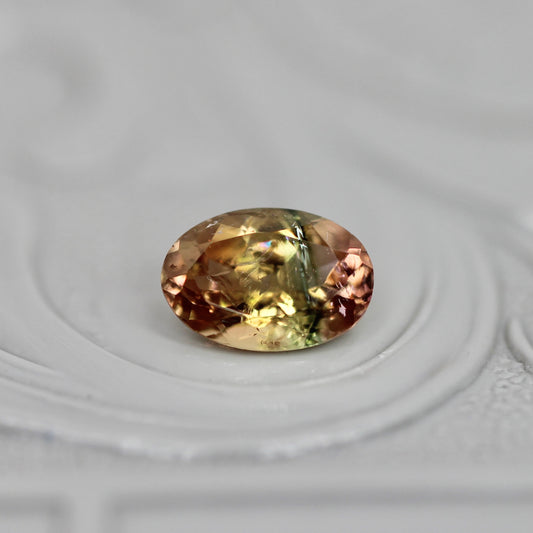 バイカラートルマリン 0.46ct オーバルカット 6.0mm×4.1mm×2.8mm【MJ3046】