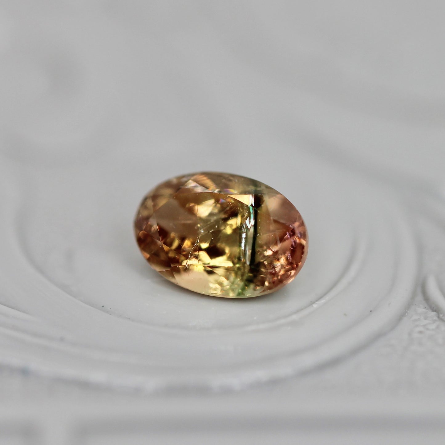 バイカラートルマリン 0.46ct オーバルカット 6.0mm×4.1mm×2.8mm【MJ3046】