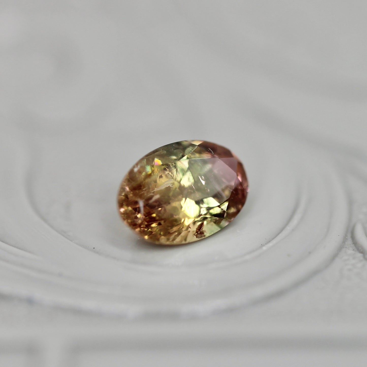 バイカラートルマリン 0.46ct オーバルカット 6.0mm×4.1mm×2.8mm【MJ3046】