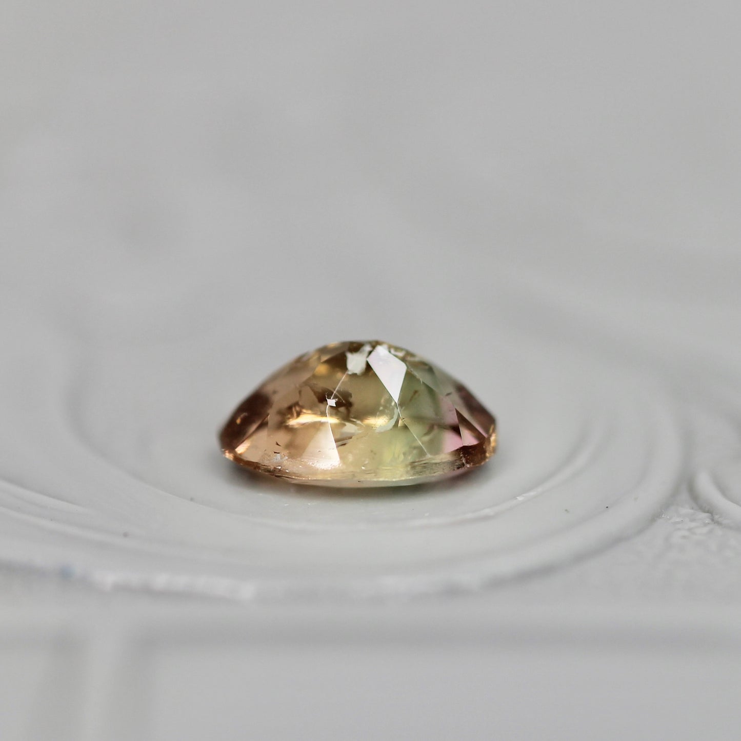 バイカラートルマリン 0.46ct オーバルカット 6.0mm×4.1mm×2.8mm【MJ3046】