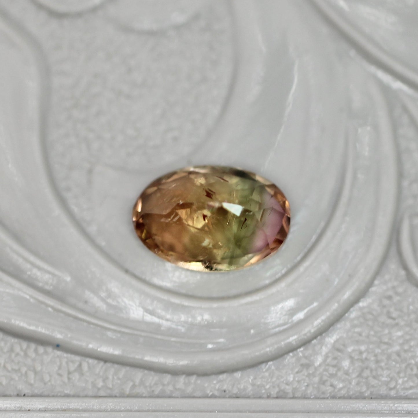 バイカラートルマリン 0.46ct オーバルカット 6.0mm×4.1mm×2.8mm【MJ3046】