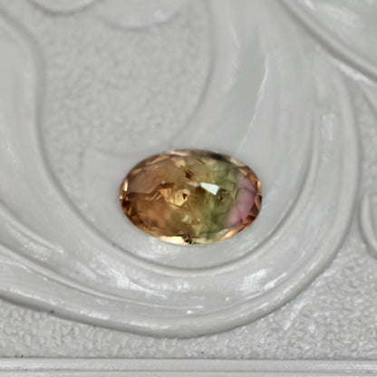 バイカラートルマリン 0.46ct オーバルカット 6.0mm×4.1mm×2.8mm【MJ3046】