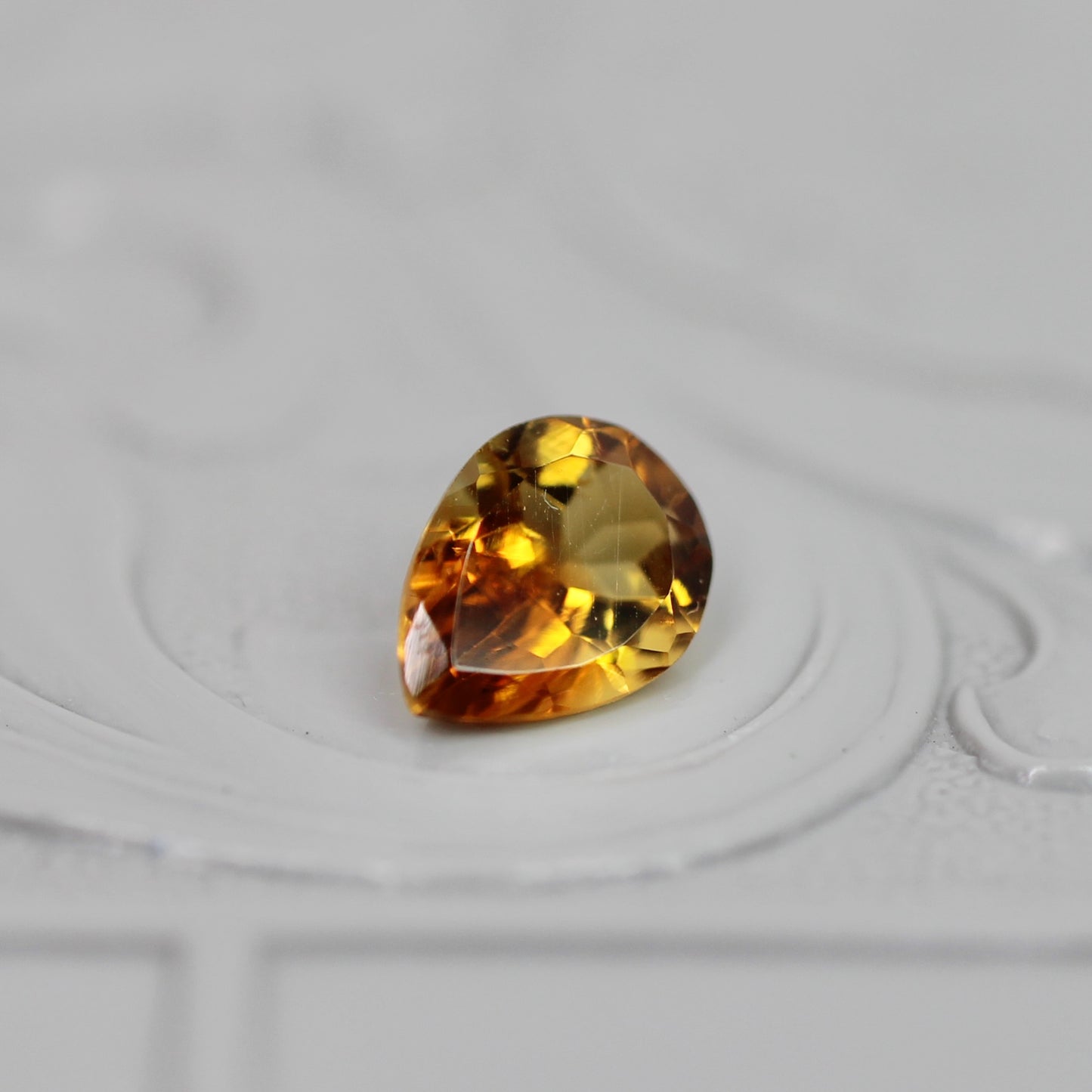 バイカラートルマリン 0.60ct ペアシェイプカット 6.5mm×4.8mm×3.0mm【MJ3047】