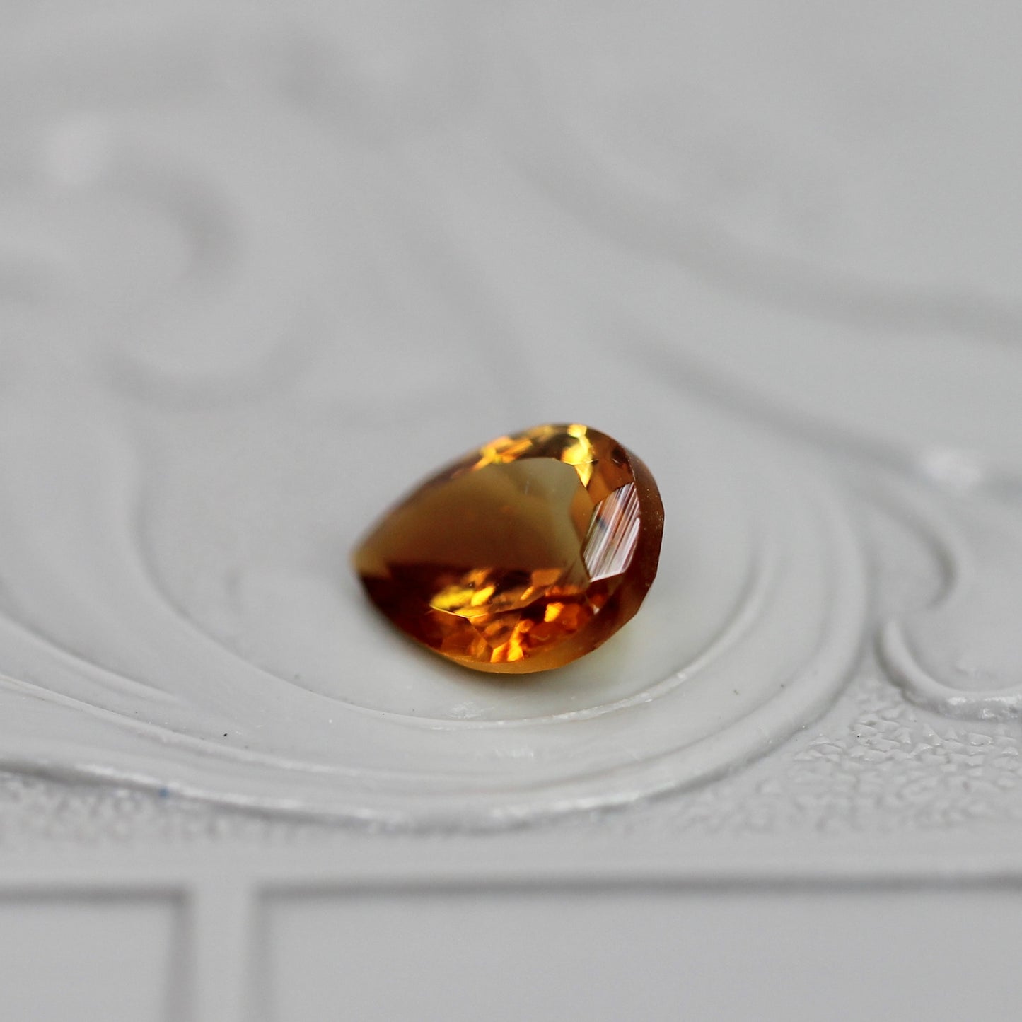 バイカラートルマリン 0.60ct ペアシェイプカット 6.5mm×4.8mm×3.0mm【MJ3047】