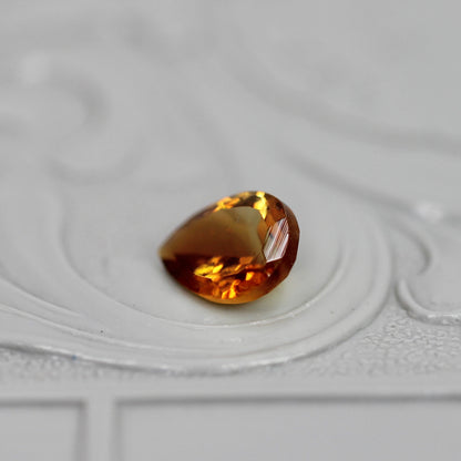 バイカラートルマリン 0.60ct ペアシェイプカット 6.5mm×4.8mm×3.0mm【MJ3047】