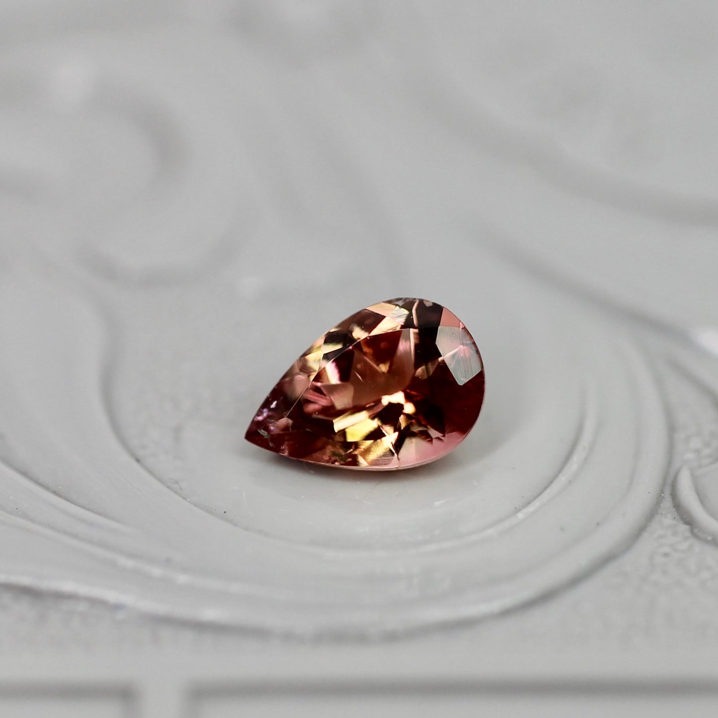 バイカラートルマリン 0.41ct ペアシェイプカット 6.0mm×4.1mm×2.8mm【MJ3048】