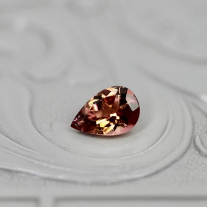 バイカラートルマリン 0.41ct ペアシェイプカット 6.0mm×4.1mm×2.8mm【MJ3048】