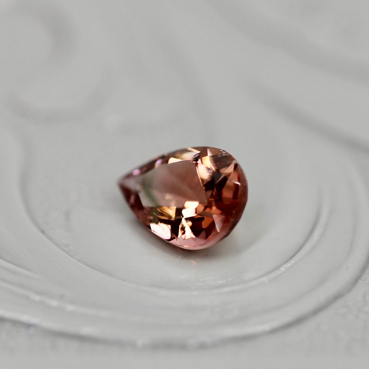 バイカラートルマリン 0.41ct ペアシェイプカット 6.0mm×4.1mm×2.8mm【MJ3048】