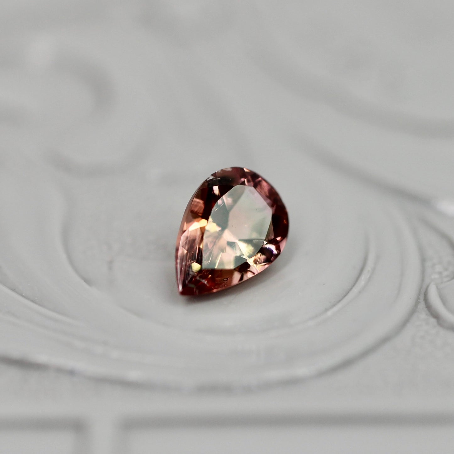 バイカラートルマリン 0.41ct ペアシェイプカット 6.0mm×4.1mm×2.8mm【MJ3048】