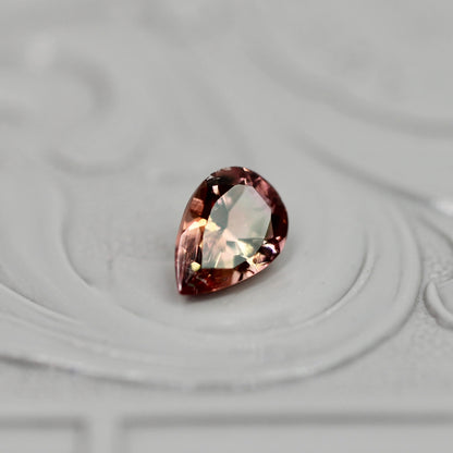 バイカラートルマリン 0.41ct ペアシェイプカット 6.0mm×4.1mm×2.8mm【MJ3048】