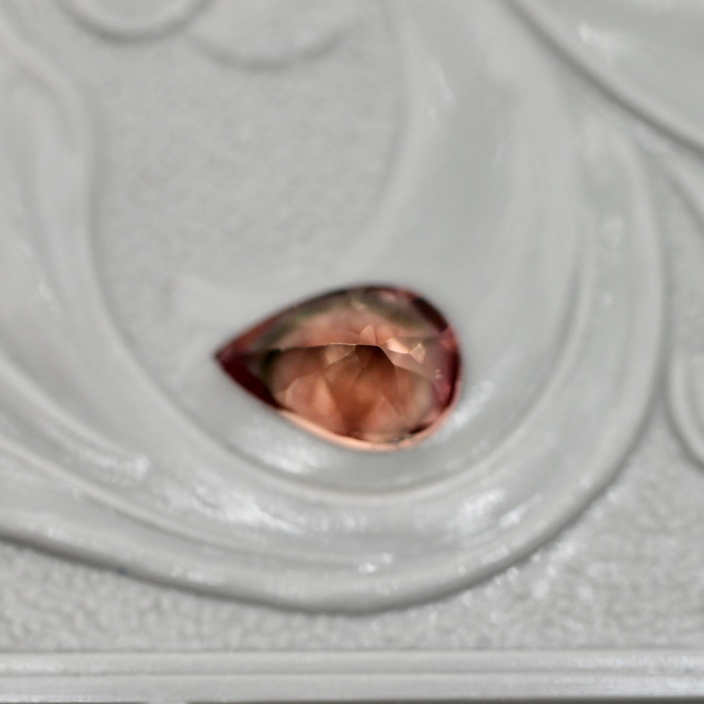 バイカラートルマリン 0.41ct ペアシェイプカット 6.0mm×4.1mm×2.8mm【MJ3048】