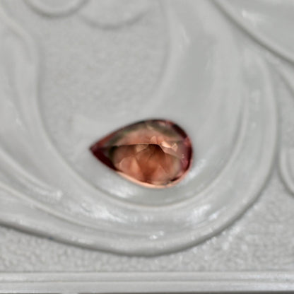 バイカラートルマリン 0.41ct ペアシェイプカット 6.0mm×4.1mm×2.8mm【MJ3048】