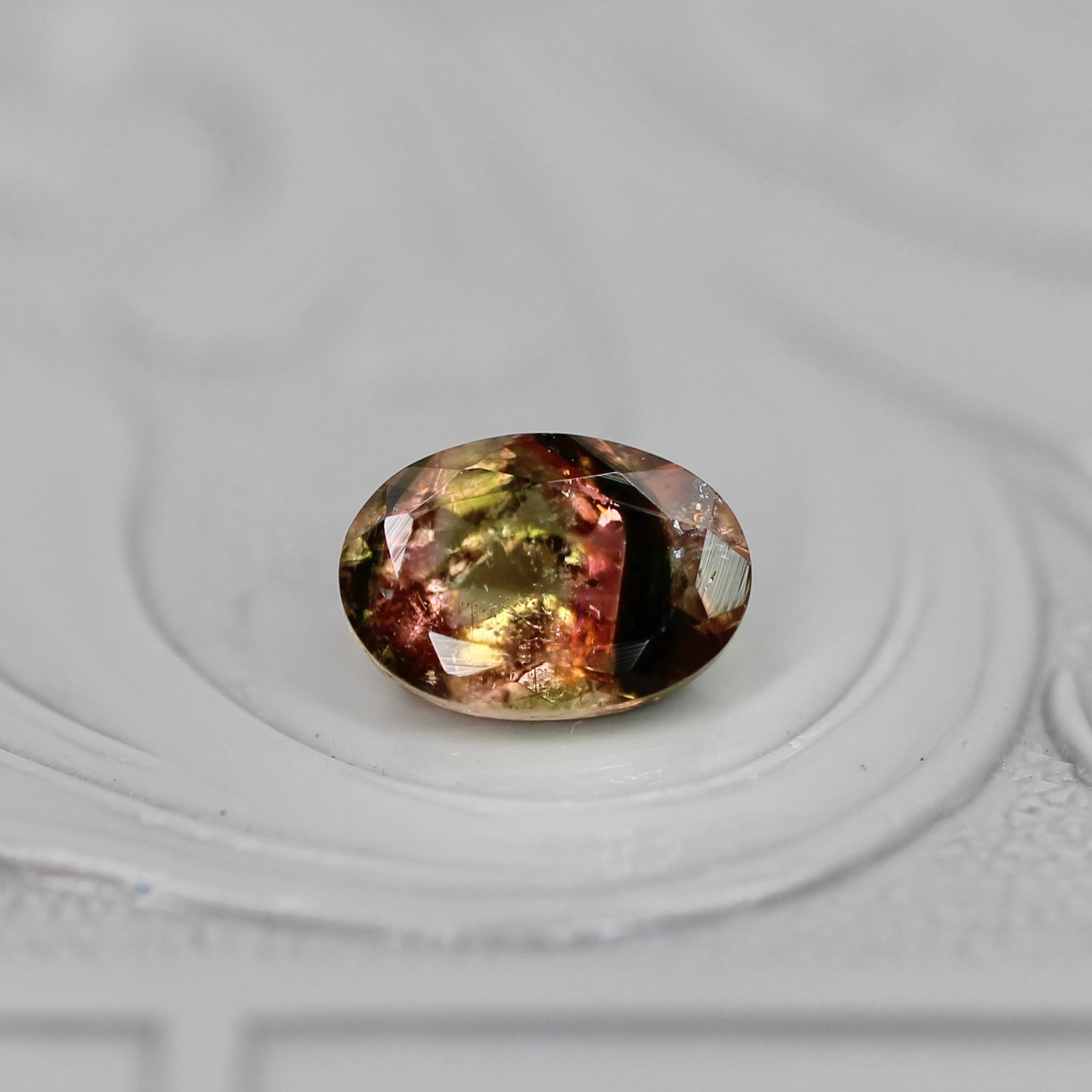 パーティーカラードトルマリン 0.56ct オーバルカット 6.0mm×4.1mm×3.0mm【MJ3049】