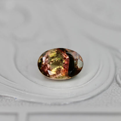 パーティーカラードトルマリン 0.56ct オーバルカット 6.0mm×4.1mm×3.0mm【MJ3049】