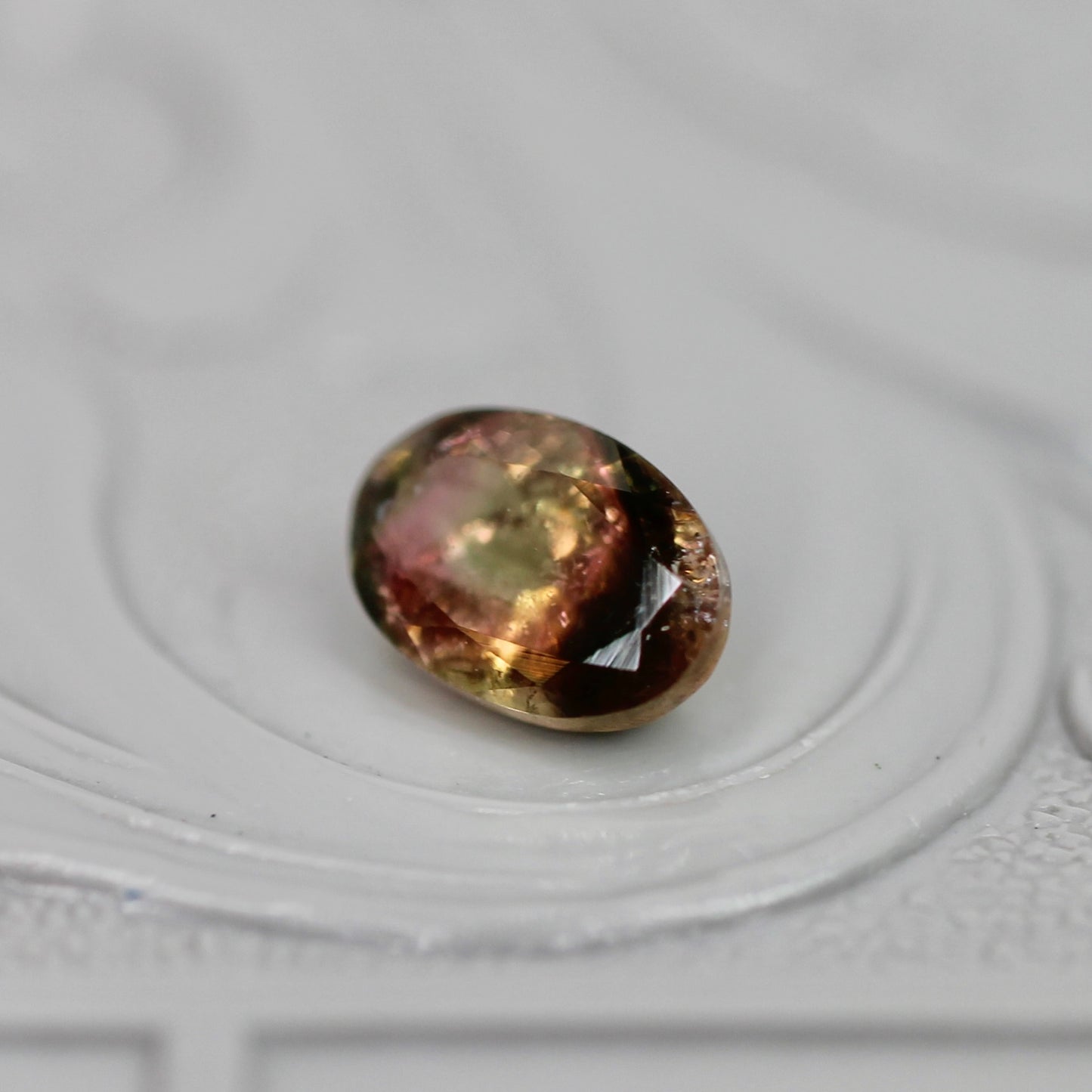 パーティーカラードトルマリン 0.56ct オーバルカット 6.0mm×4.1mm×3.0mm【MJ3049】