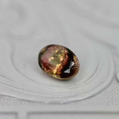 パーティーカラードトルマリン 0.56ct オーバルカット 6.0mm×4.1mm×3.0mm【MJ3049】
